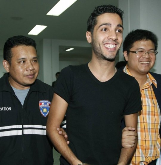 hamza bendelladj kelihatan tersenyum ketika ditangkap polis thailand