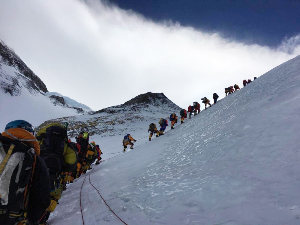 hanya 300 orang dibenarkan mendaki gunung everest