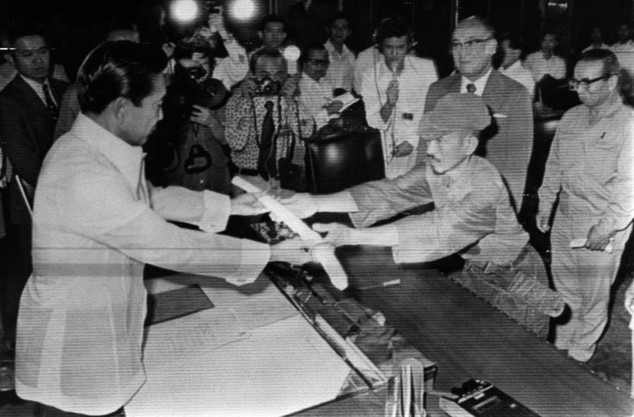 hiroo onoda menyerahkan pedang kepada presiden filipina sebagai tanda menyerah diri
