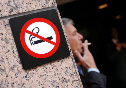 ini contoh manusia degil tak paham tanda no smoking