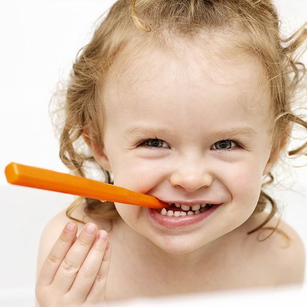 jangan lupa biasakan mengajar anak supaya gosok gigi dari kecil