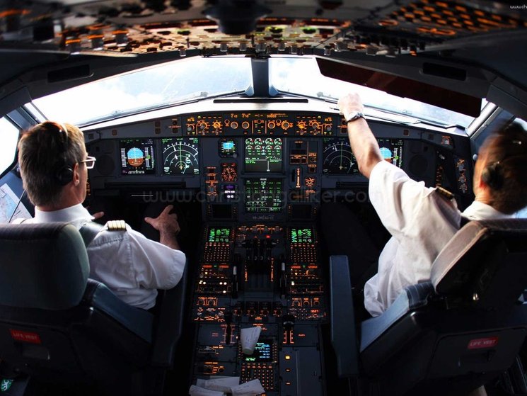 juruterbang dalam kokpit pesawat