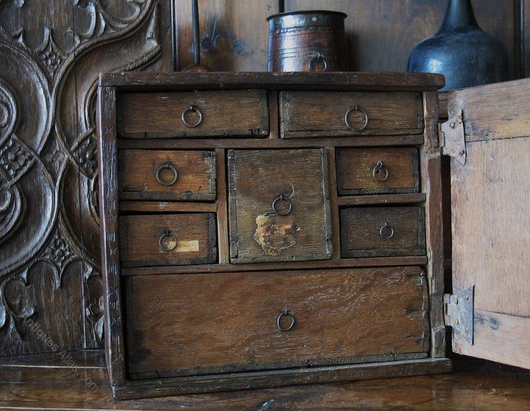 kabinet kayu lama