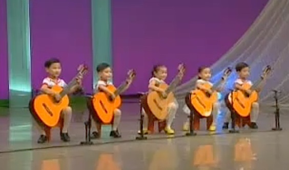 kanak kanak korea utara bermain gitar