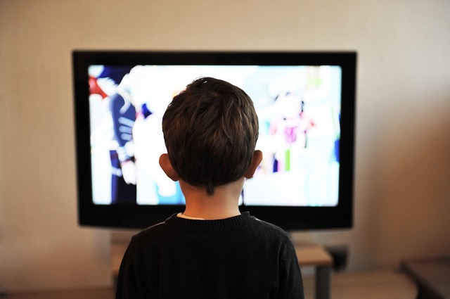 kanak kanak suka tengok televisyen