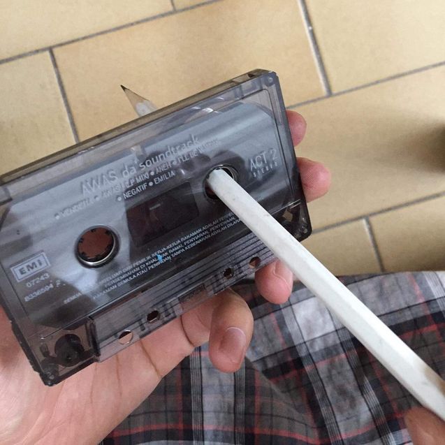 kaset terbelit rewind pakai pensil