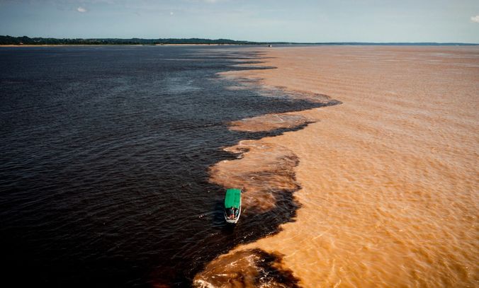 kawasan lautan yang warna air berbeza