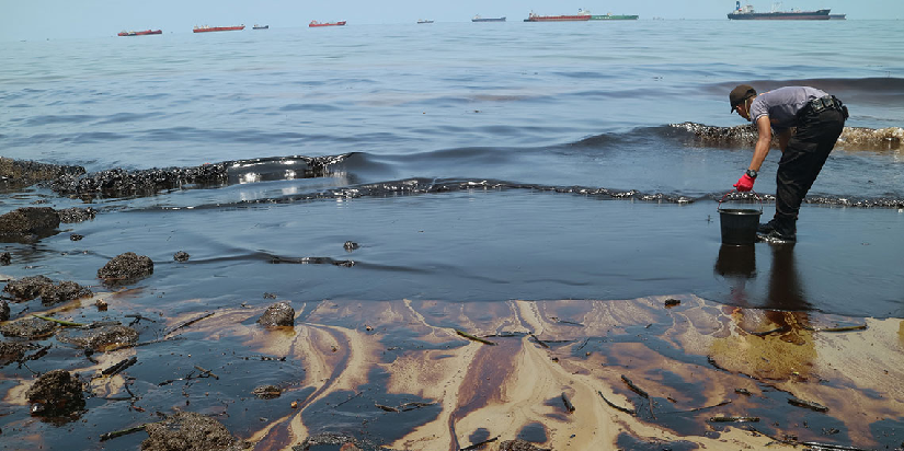 kerja pembersihan tumpahan minyak di laut 3