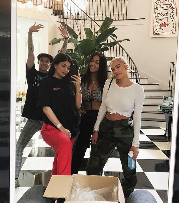 kylie jenner hamil anak sulung 2