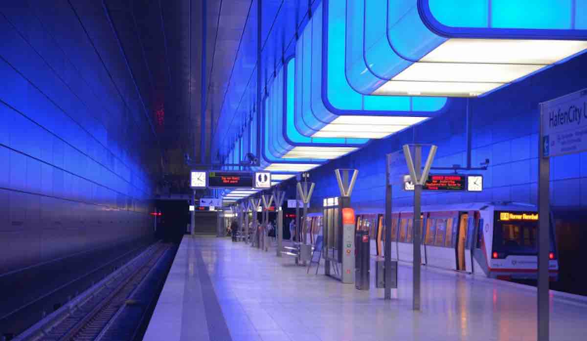 lampu biru dipasang di stesen kereta api jepun untuk mengurangkan kes bunuh diri
