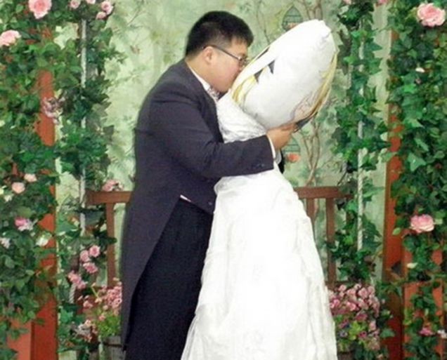 lee jin gyu kahwini bantal peluk