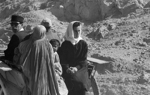 lelaki dan wanita afghan memakai pakaian tradisional november 1959