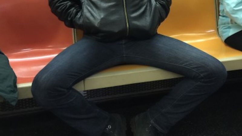 lelaki suka duduk kaki terbuka luas sehingga mengambil ruang penumpang lain