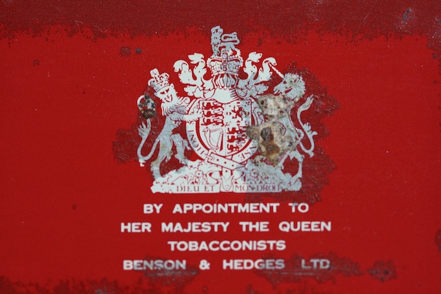 logo kerajaan britain di kotak benson hedges