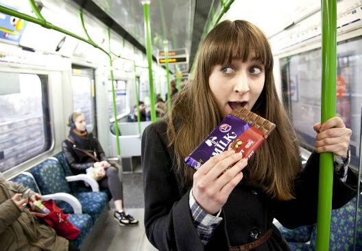 makan coklat dalam kenderaan awam