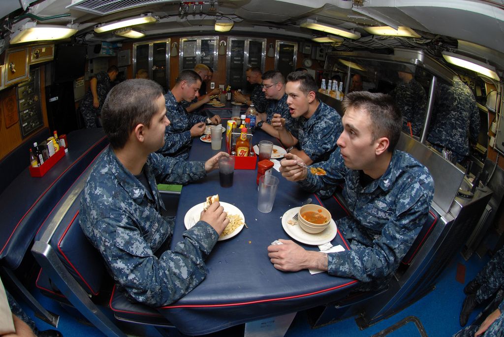 makan dalam kapal selam