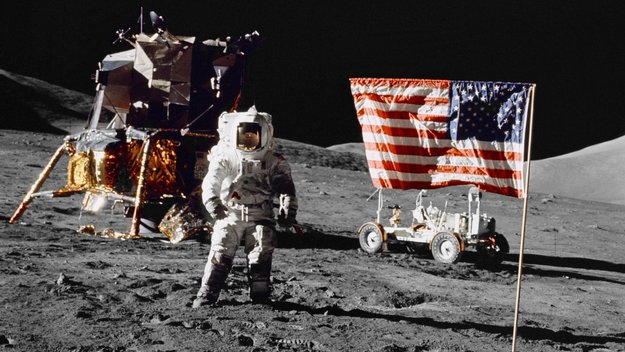 manusia pertama mendarat di bulan