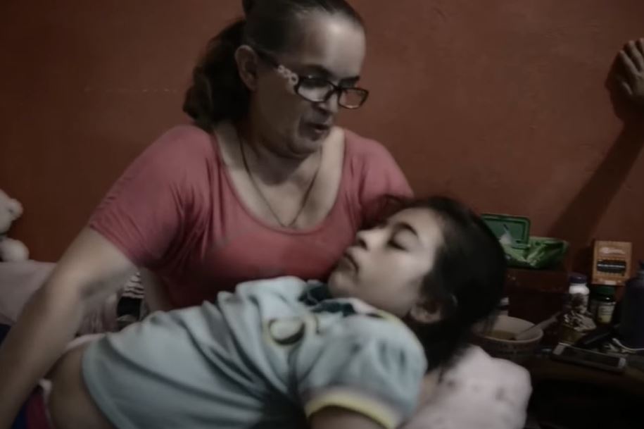 marleny tovar terpaksa menjaga anaknya yang mengalami masalah hipersomnia