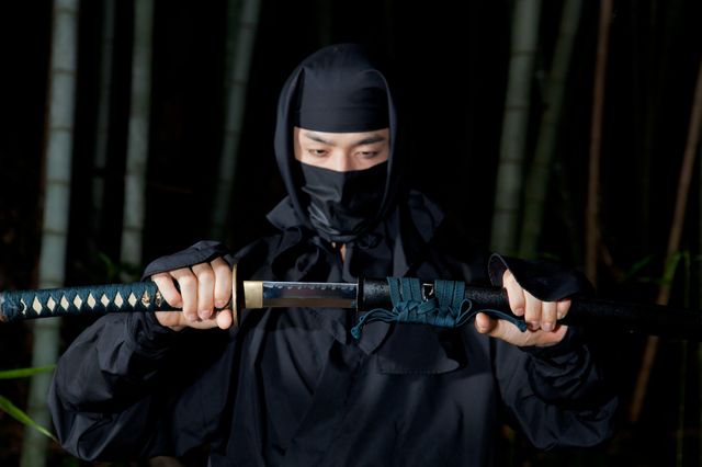 mitos ninja berpakaian hitam