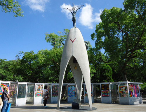 monumen keamanan kanak kanak di hiroshima jepun sempena sadako sasaki