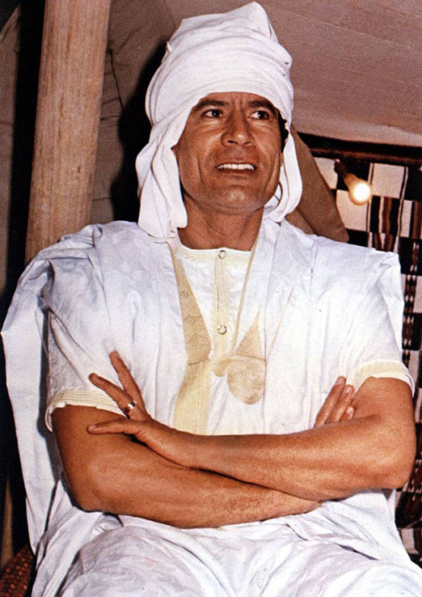 muammar gaddafi berpakaian badwi
