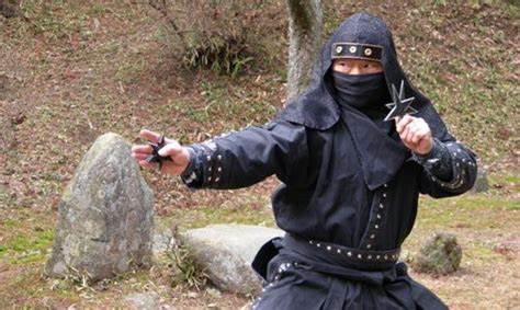 ninja pakaian hitam mitos