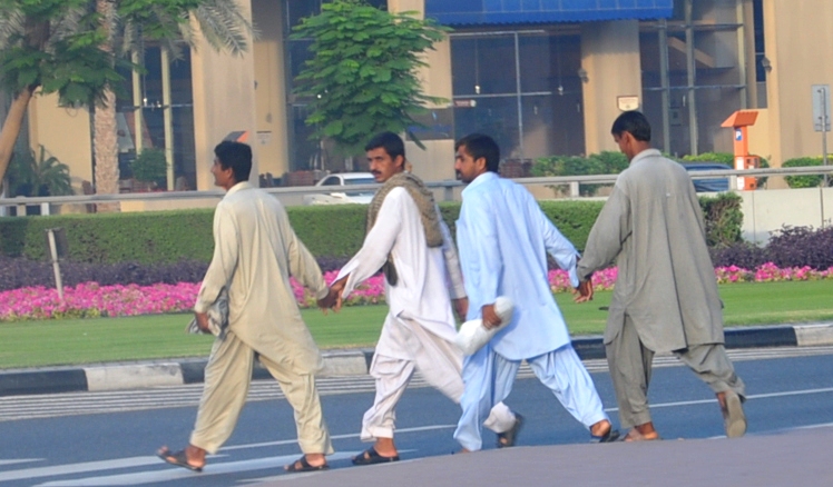 orang bangladesh pegang tangan lelaki