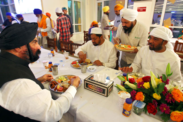 orang sikh menganjurkan buka puasa untuk muslim