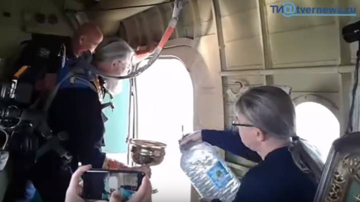 paderi rusia tuang air suci dari pesawat
