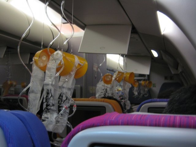 pakai topeng oksigen jika pesawat terbuka ketika terbang