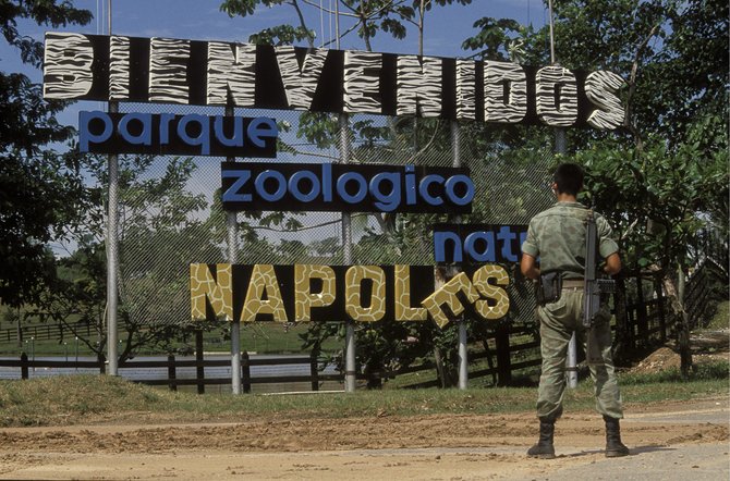 papan tanda pintu masuk zoo hacienda napoles milik pablo escobar