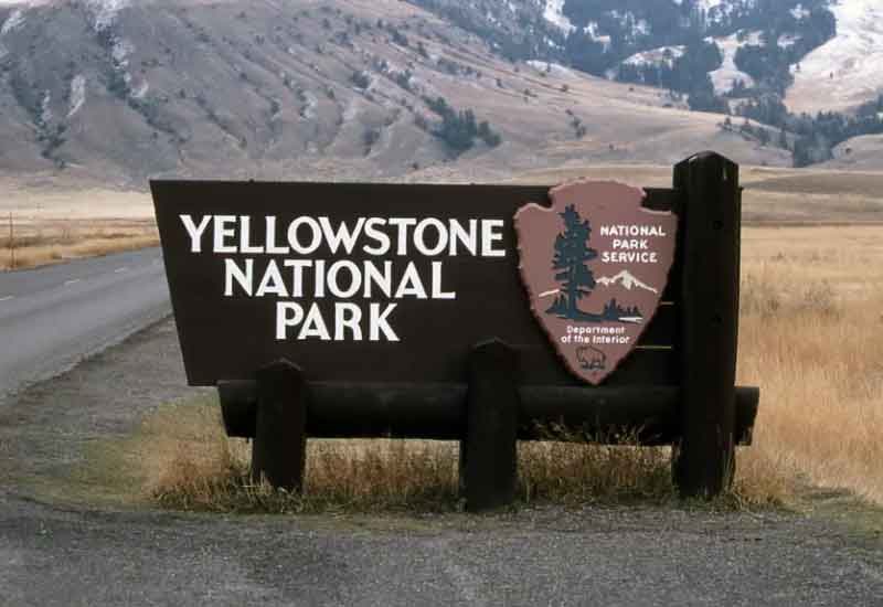 papan tanda yellowstone national park