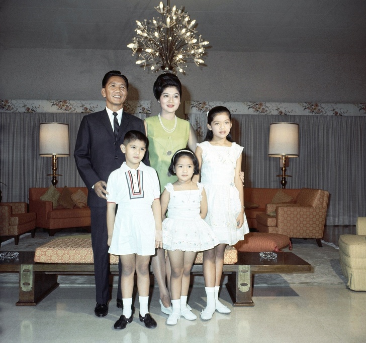 pasangan marcos bersama 3 anak mereka imee ferdinand jr dan irene pada tahun 1965