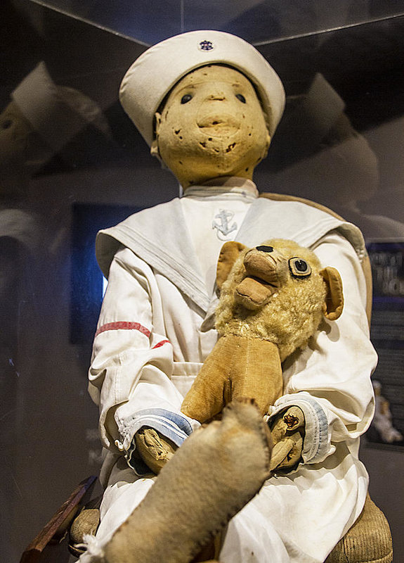 patung robert the doll bersama anjingnya