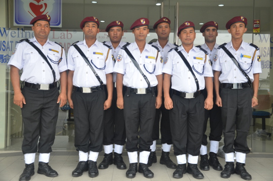 pekerja asing nepal sebagai pengawal keselamatan