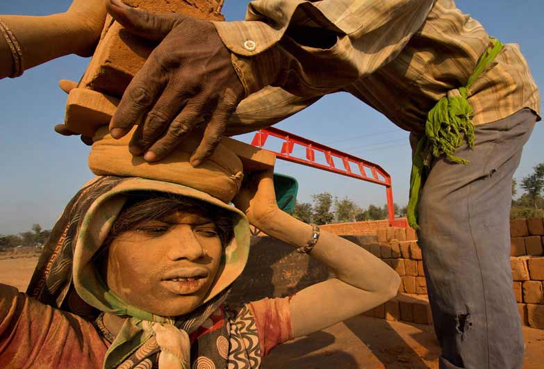 pekerja india kanak kanak angkat batu