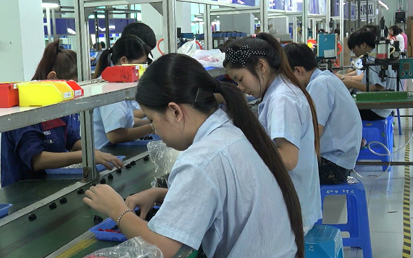 pekerja kilang wanita