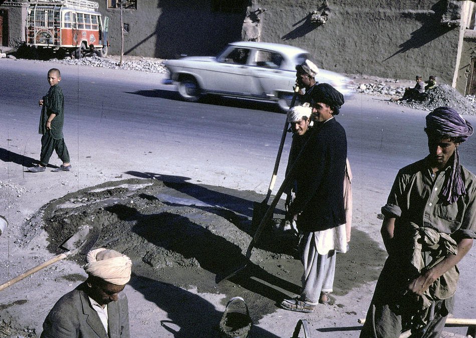pekerja membaiki jalan di afghanistan