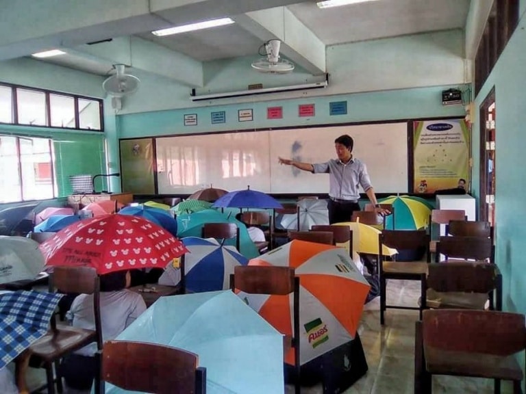 pelajar sekolah meniru payung peperiksaan