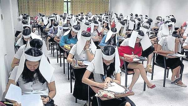 pelajar universiti thailand guna topeng