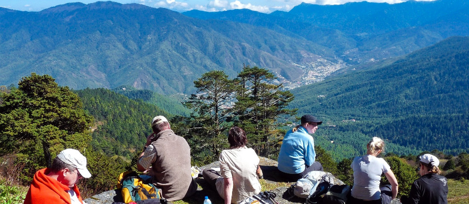 pelancong menikmati keindahan bhutan