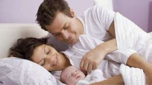 peluklah bayi anda agar dia mendapat sentuhan kasih sayang sebelum tidur