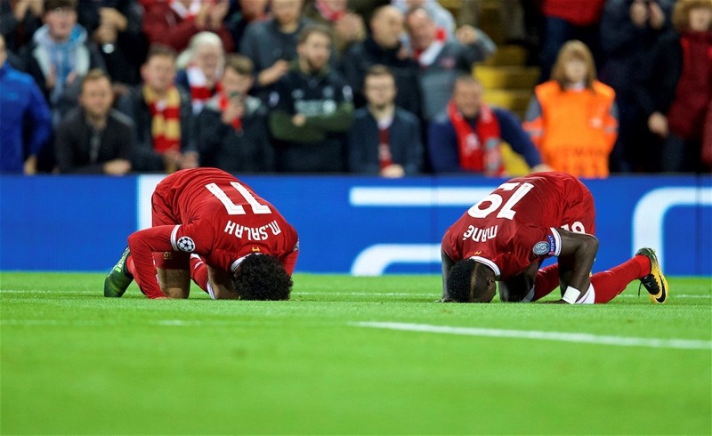 pemain bola islam sujud di padang bola