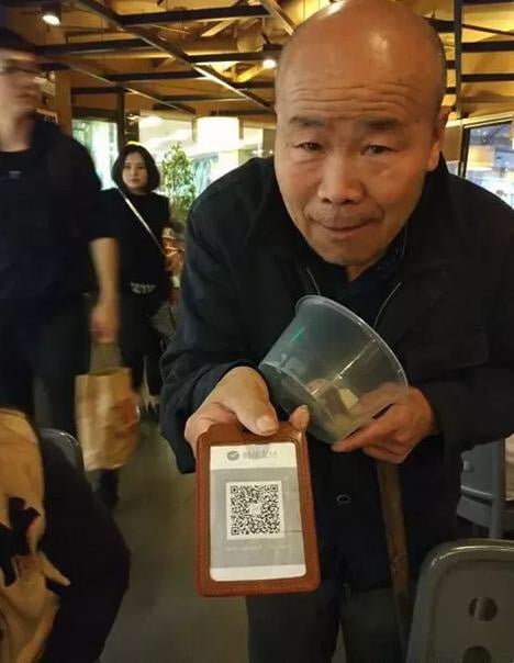 peminta sedekah di china menggunakan kod pengimbas qr untuk mendapatkan wang