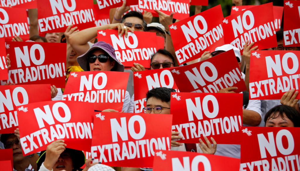 penduduk hong kong bantah undang undang ekstradisi oleh china