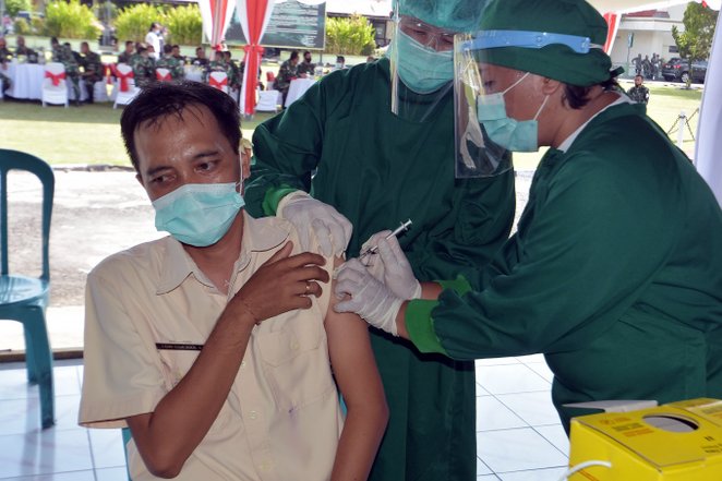 penerima suntikan vaksin di indonesia
