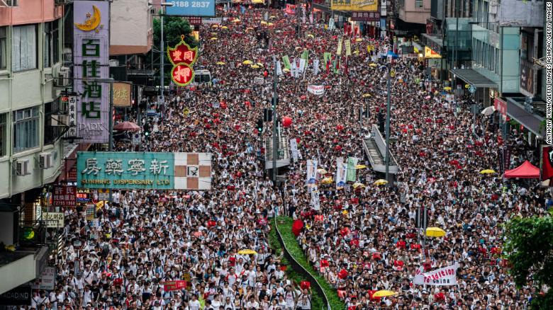 penunjuk perasaan hong kong berkumpul membantah kerajaan china