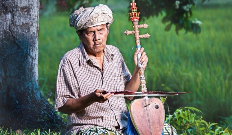 permainan muzik tradisional orang melayu gitar rebab