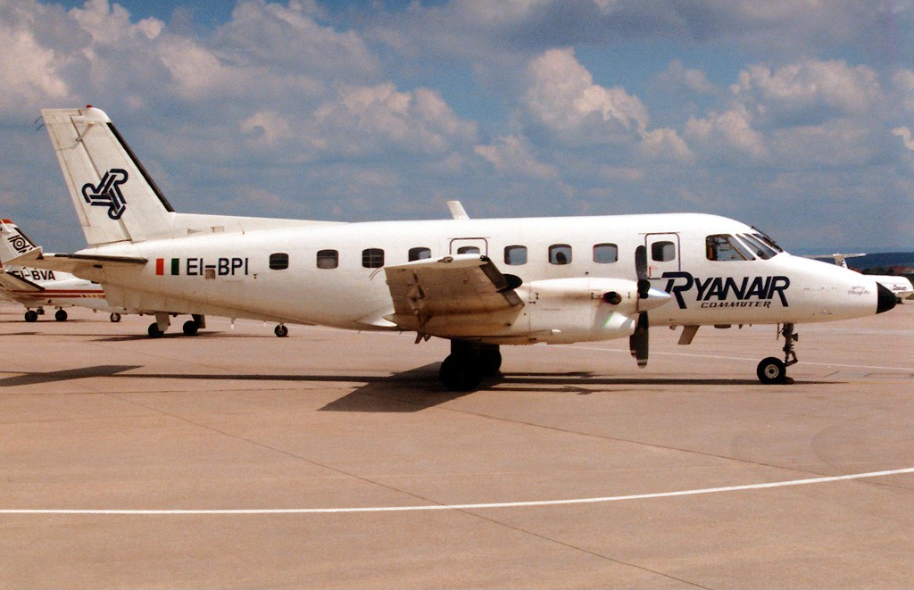 pesawat pertama ryanair embraer banderante