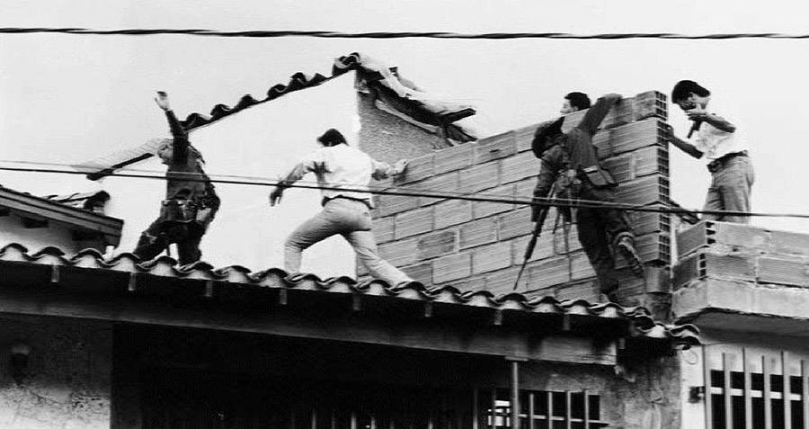 pihak polis colombia mengejar pablo escobar di atas bumbung